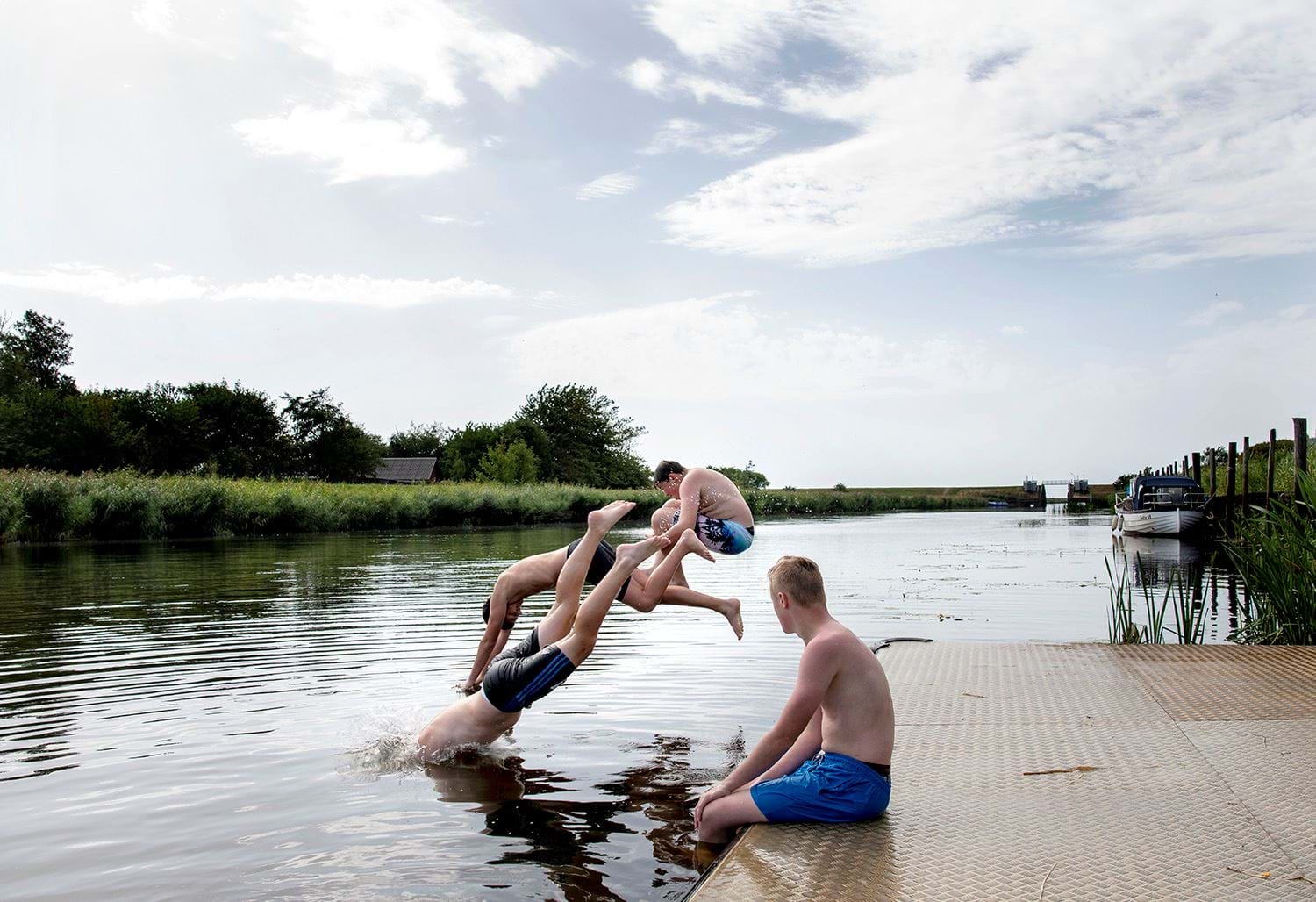 Unge springer i Vidåen ved Havnen i Højer